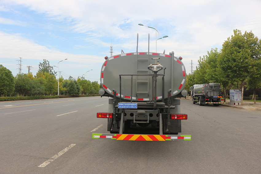 東風專底 19 方灑水車